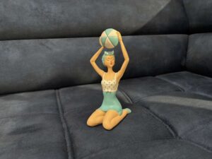 PIN UP A GENOUX AVEC BALLON COLORIS BLANC ET BLEU