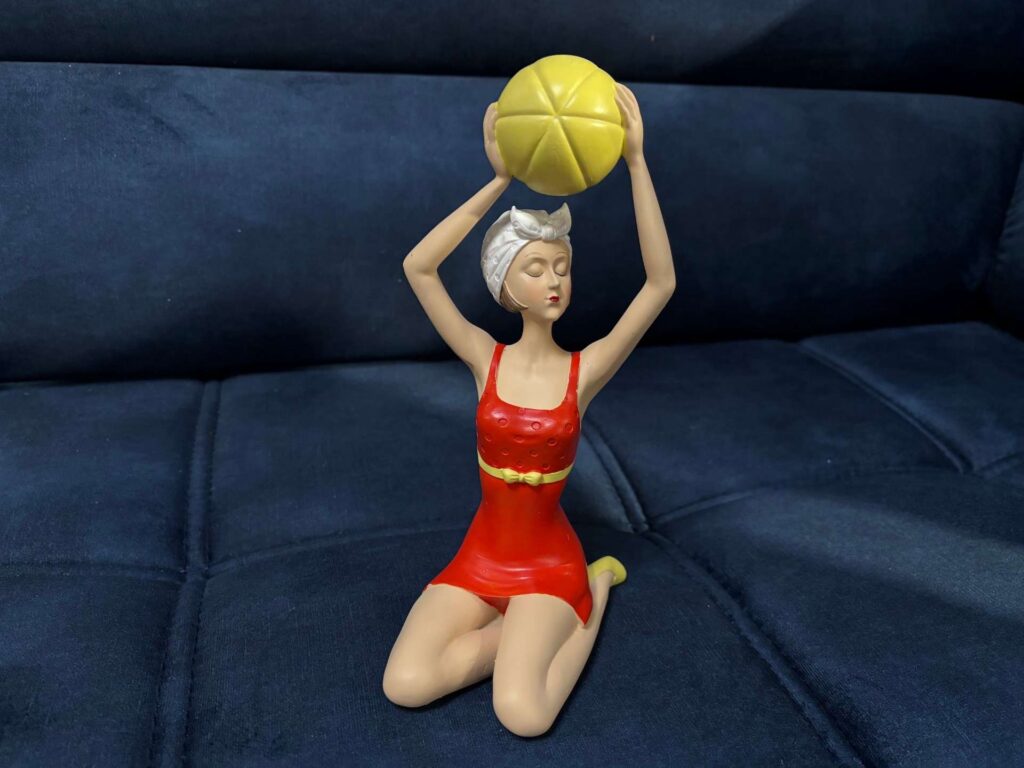 PIN UP A GENOUX AVEC BALLON COLORIS JAUNE ET ROUGE