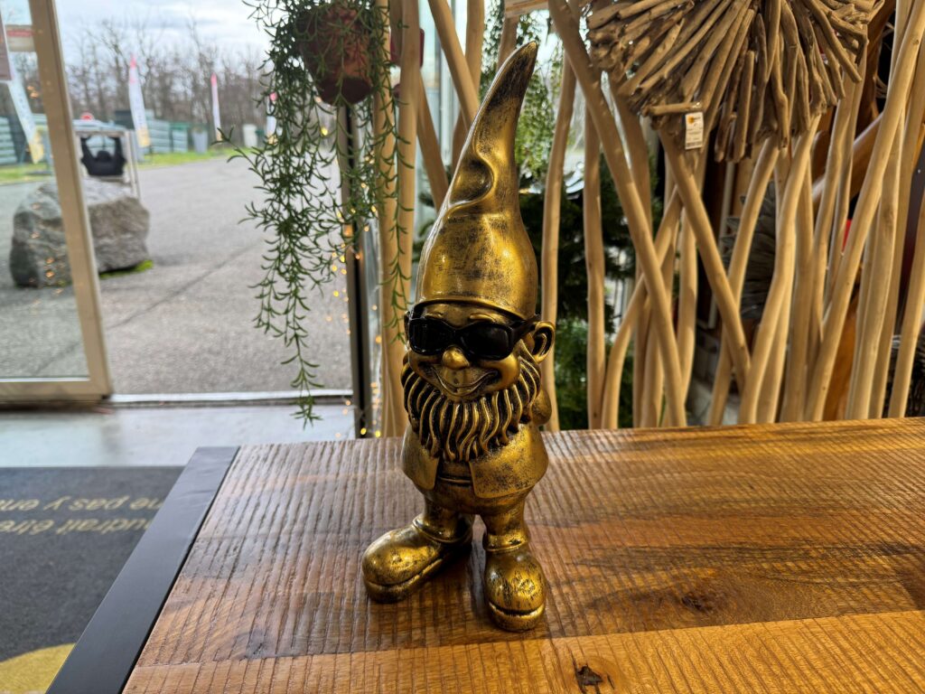 NAIN DORÉ À LUNETTES NOIRES H.42CM