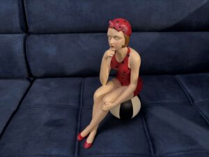 PIN UP GM ASSISE SUR BALLON ROUGE - BLANC - NOIR H.37CM