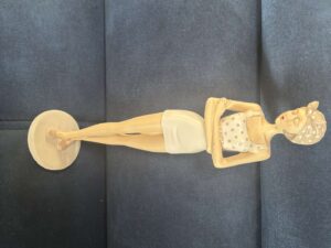 PIN UP DEBOUT BRAS CROISÉS BLANC BEIGE H.33CM