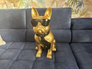 BOULEDOGUE EN RÉSINE COLORIS DORÉ LUNETTES NOIRES H.60CM