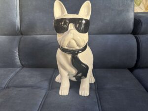 BOULEDOGUE EN RÉSINE COLORIS BLANC LUNETTES NOIRES H.40CM