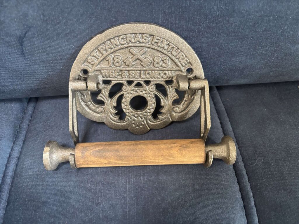 DÉROULEUR À PAPIER TOILETTE EN FONTE ET BOIS