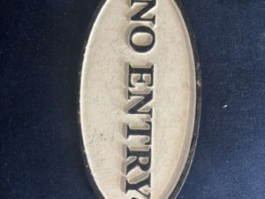 PLAQUE EN FONTE "NO ENTRY"