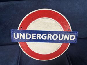 PLAQUE EN FONTE "UNDERGROUND"