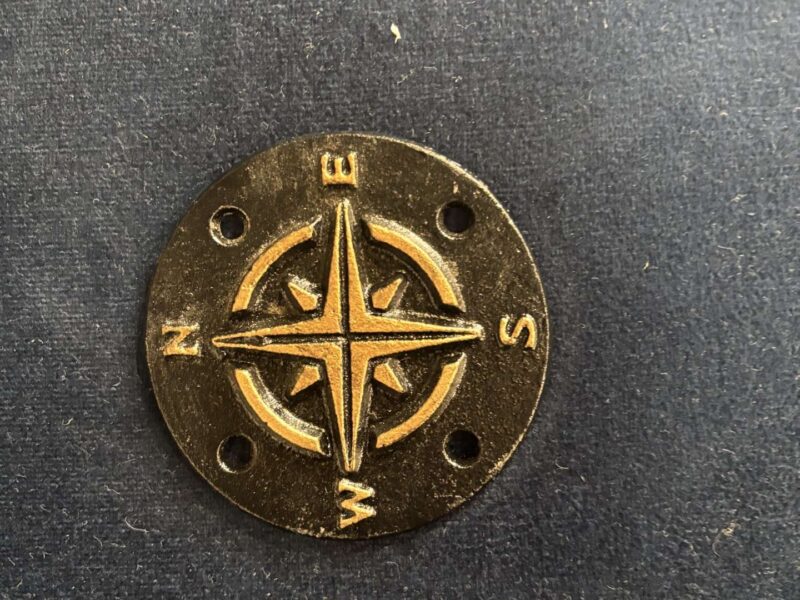 PLAQUE EN FONTE ROSE DES VENTS DIAMÈTRE 7.5CM