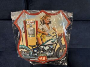 PLAQUE METAL BLASON PIN UP MOTO ROUTE 66