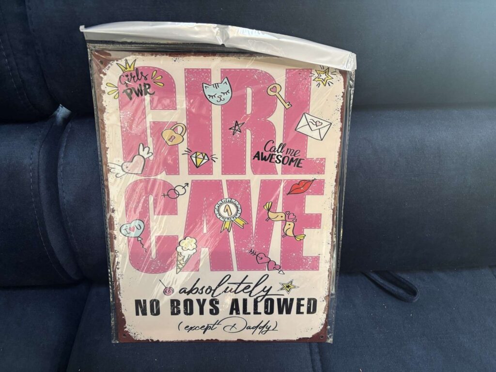 PLAQUE METAL GIRL CAVE