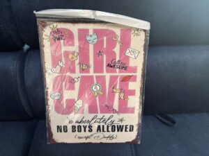 PLAQUE METAL GIRL CAVE