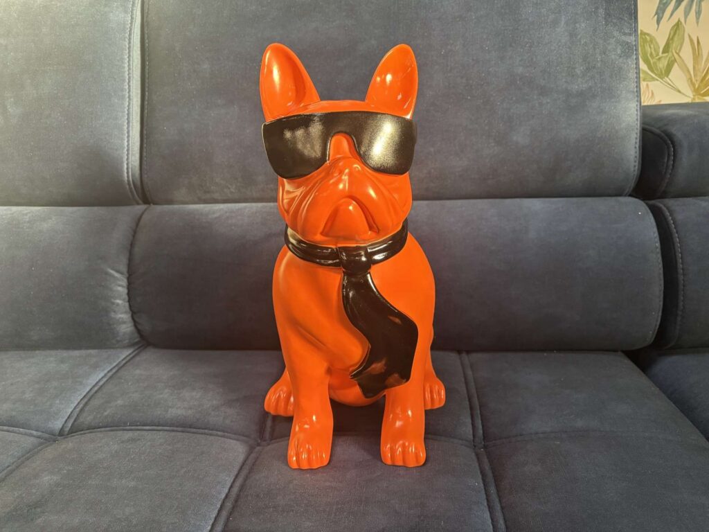 BOULEDOGUE EN RÉSINE COLORIS ORANGE LUNETTES NOIRES H.40CM