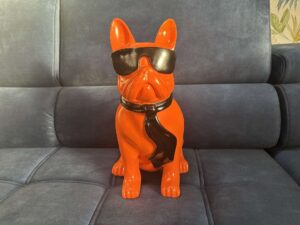 BOULEDOGUE EN RÉSINE COLORIS ORANGE LUNETTES NOIRES H.40CM