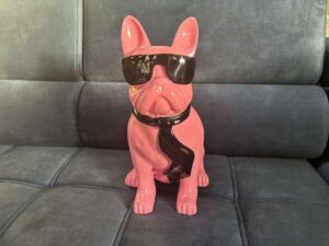 BOULEDOGUE EN RÉSINE COLORIS ROSE LUNETTES NOIRES H.40CM