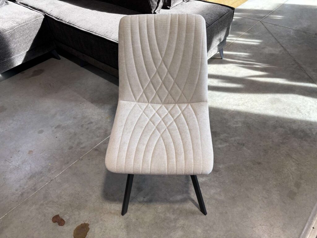 CHAISE MAID TISSU COLORIS BEIGE (MALOY 24) - PIEDS MÉTAL NOIR