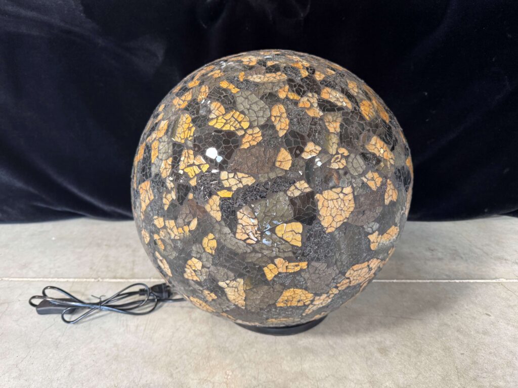 LAMPE BOULE MOSAIQUE NOIR ET DORÉE DIAM.40CM