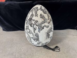LAMPE OEUF MOSAIQUE NOIRE ET BLANCHE H.50CM