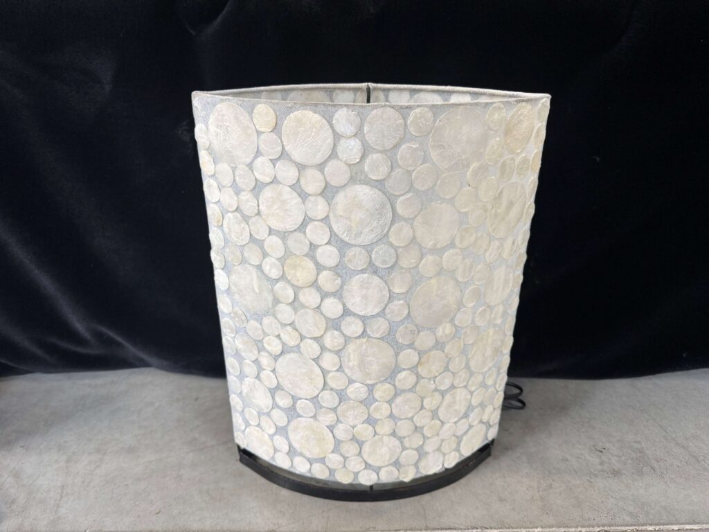 LAMPE GM MOTIF CERCLES EN NACRE COLORIS BEIGE/ CRÈME