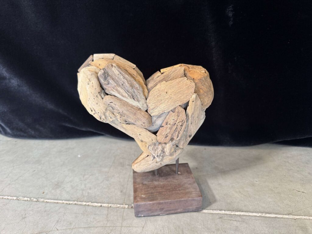 COEUR PM EN BOIS FLOTTÉ SUR SOCLE