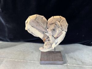 COEUR MM EN BOIS FLOTTÉ SUR SOCLE