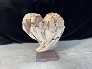 COEUR GM EN BOIS FLOTTÉ SUR SOCLE