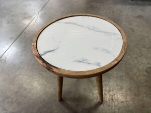 TABLE BASSE PM RONDE MANGUIER MASSIF – DESSUS VINYLE MARBRÉ ANNEXE MEUBLE DECO