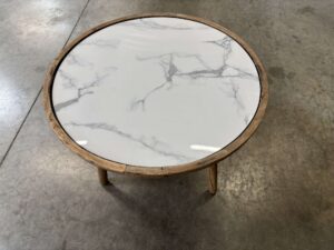 TABLE BASSE MM RONDE MANGUIER MASSIF – DESSUS VINYLE MARBRÉ ANNEXE MEUBLE DECO