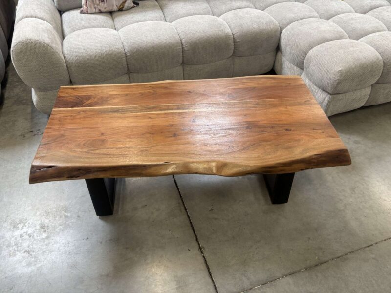 TABLE BASSE EN ACACIA MASSIF - PIEDS MÉTAL NOIR - DESTOCK EXPO