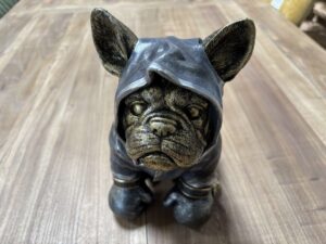 BOULEDOGUE BOXEUR GRIS ET PATINÉ DORÉ EN RÉSINE ANNEXE MEUBLE DECO