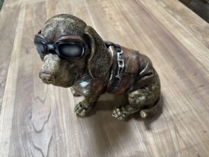 CHIEN AVIATEUR PATINÉ DORÉ EN RÉSINE ANNEXE MEUBLE DECO