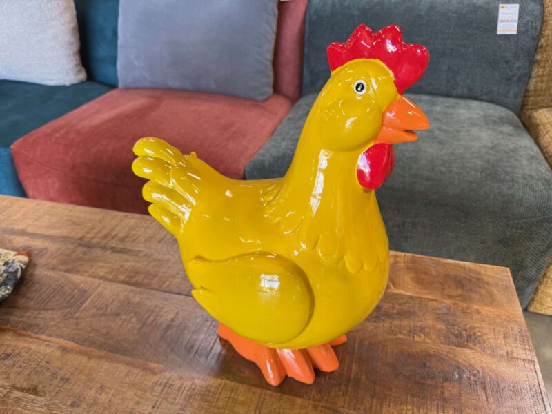 POULE EN RÉSINE JAUNE ET ROUGE