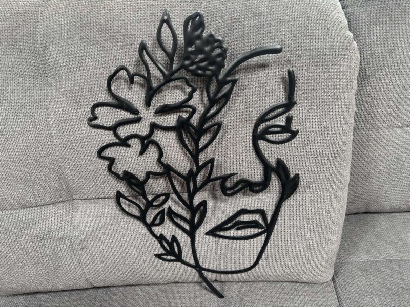 DÉCORATION MURALE AJOURÉE METAL NOIR - VISAGE FEMME FLEURS