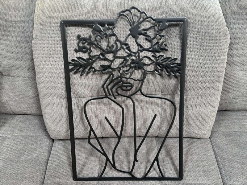 DÉCORATION MURALE AJOURÉE FEMME - TÊTE FLEURS EN MÉTAL NOIR