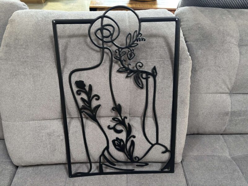 DÉCORATION MURALE AJOURÉE EN MÉTAL NOIR - FEMME DE DOS FLEURS