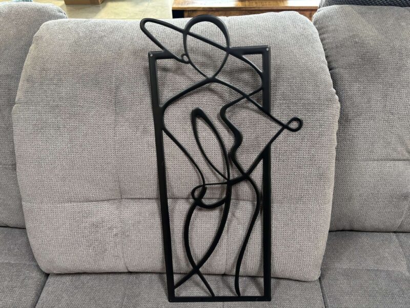 DÉCORATION MURALE AJOURÉE EN MÉTAL NOIR - FEMME STYLISÉE