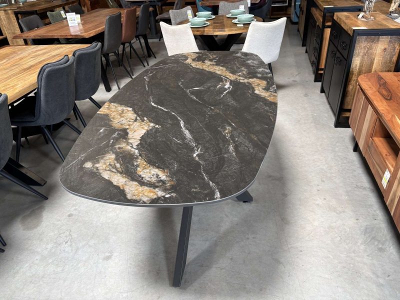 TABLE EN CÉRAMIQUE ASPECT MARBRE VEINAGE DORÉ PIED MÉTAL ARAIGNÉE