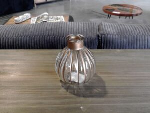 VASE PM TRANSPARENT ET DORE ANNEXE MEUBLE & DECO