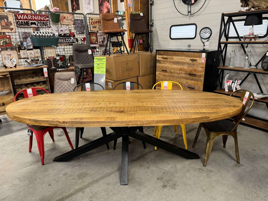 TABLE OVALE MANGUIER MASSIF - PIED METAL NOIR ARAIGNÉE L.260CM