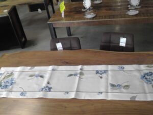 CHEMIN DE TABLE FLEURS ANNEXE MEUBLE & DECO